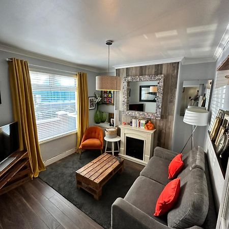 Cosy Two Bed Terraced House 7Min Drive From City Belfast Buitenkant foto