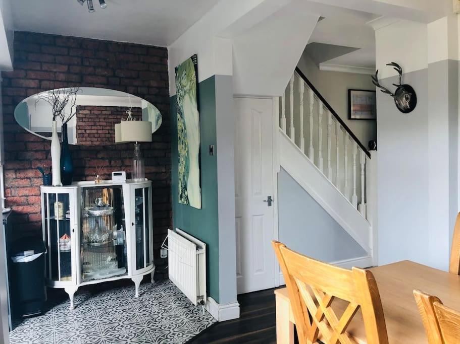 Cosy Two Bed Terraced House 7Min Drive From City Belfast Buitenkant foto