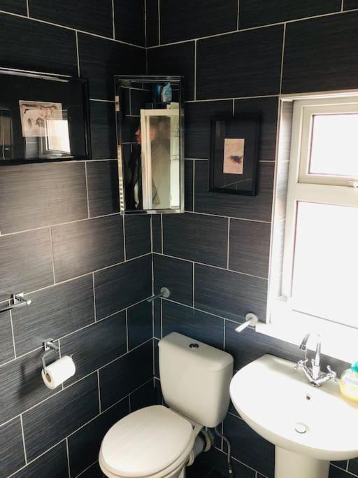 Cosy Two Bed Terraced House 7Min Drive From City Belfast Buitenkant foto
