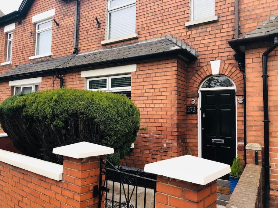 Cosy Two Bed Terraced House 7Min Drive From City Belfast Buitenkant foto