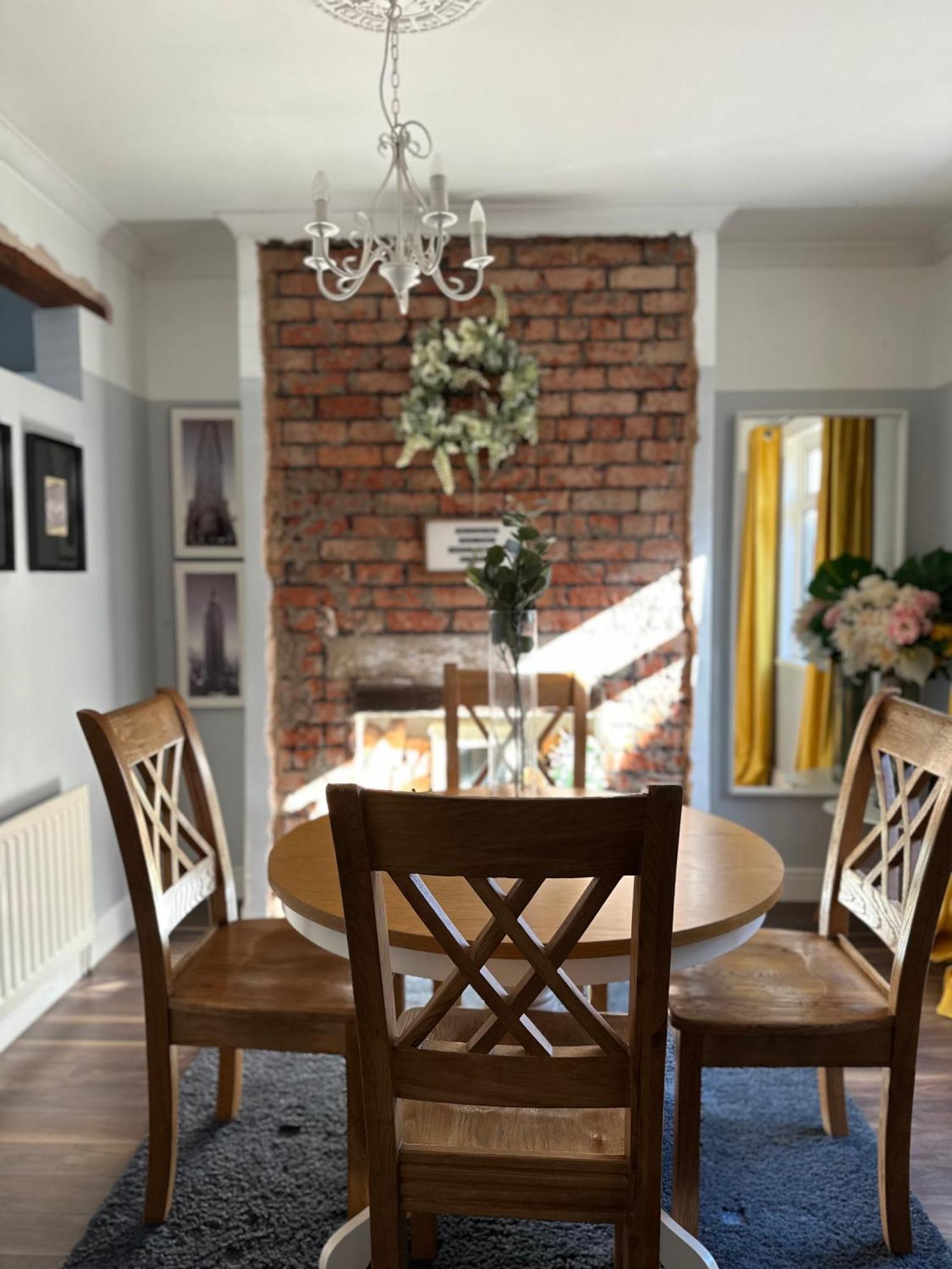 Cosy Two Bed Terraced House 7Min Drive From City Belfast Buitenkant foto