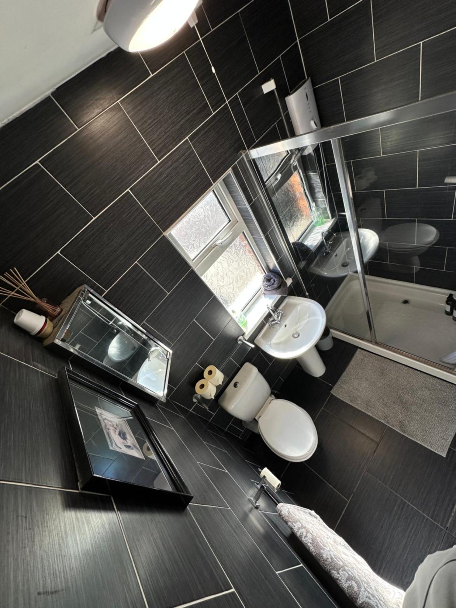Cosy Two Bed Terraced House 7Min Drive From City Belfast Buitenkant foto